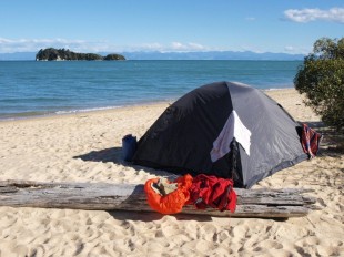 Kempování přímo na pláži v Abel Tasman národním parku