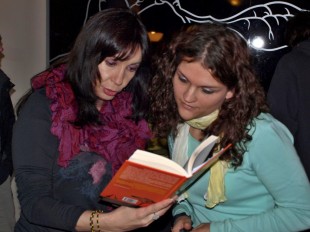 Kmotra Nela Boudová s Hanou Hindrákovou při křtu knihy