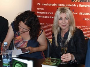Hana Hindráková za účasti Tiny Pletánkové podepisuje čtenářům knihy