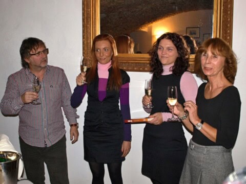 Knihu Děti nikoho křtili zpěvák Dalibor Janda a emeritní velvyslankyně ČR v Keni Margita Fuchsová. Večerem provázela moderátorka Lenka Pastorčáková